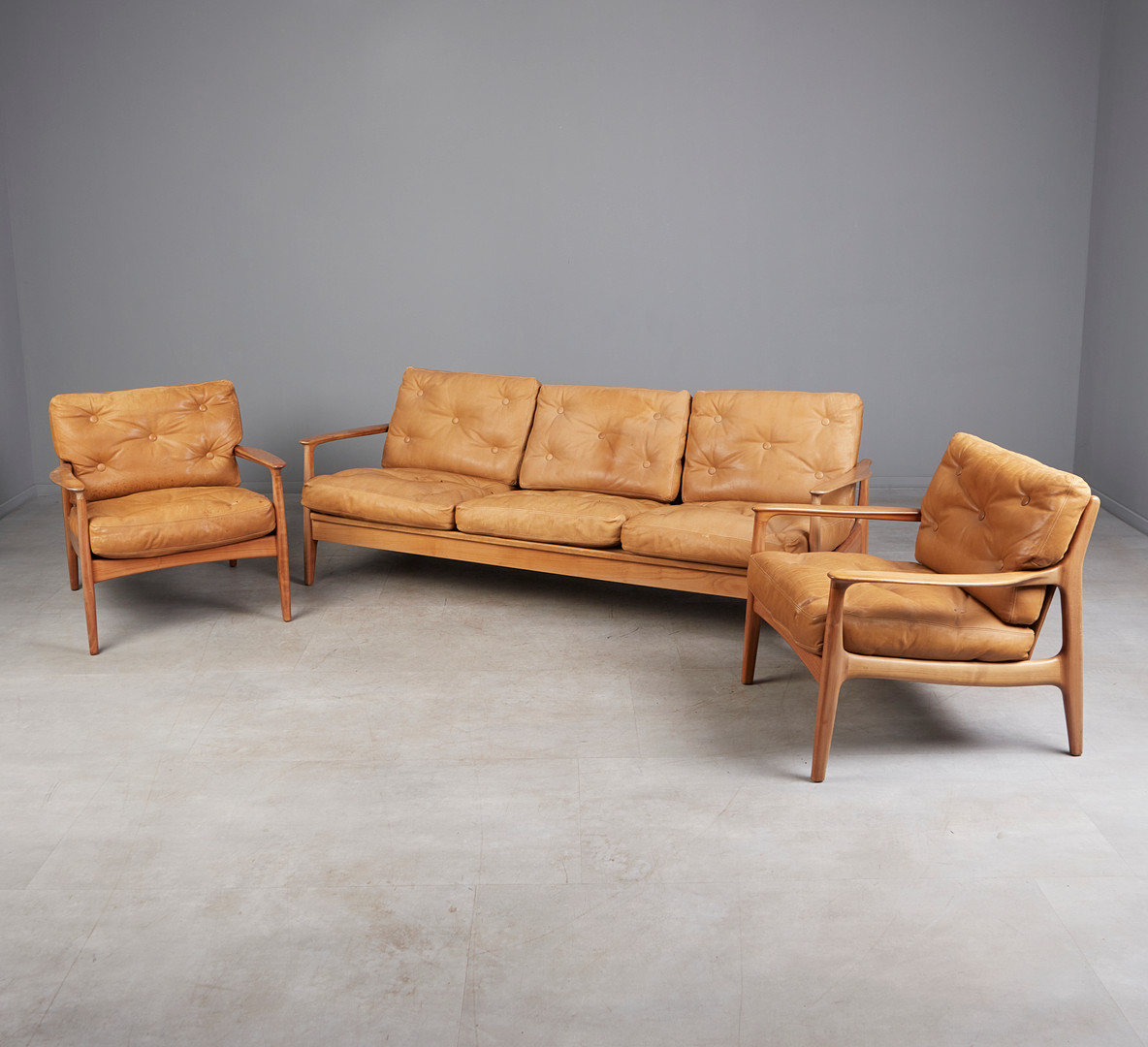 EUGEN SCHMIDT. WK Möbel, Dreisitzer Sofa / Daybed und zwei Sessel, Kirschholz, cognacfarbenes Leder, 1960er Jahre, Deutschland (3).
