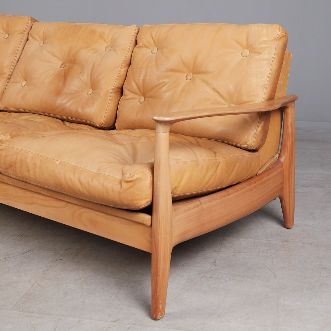 EUGEN SCHMIDT. WK Möbel, Dreisitzer Sofa / Daybed und zwei Sessel, Kirschholz, cognacfarbenes Leder, 1960er Jahre, Deutschland (3).