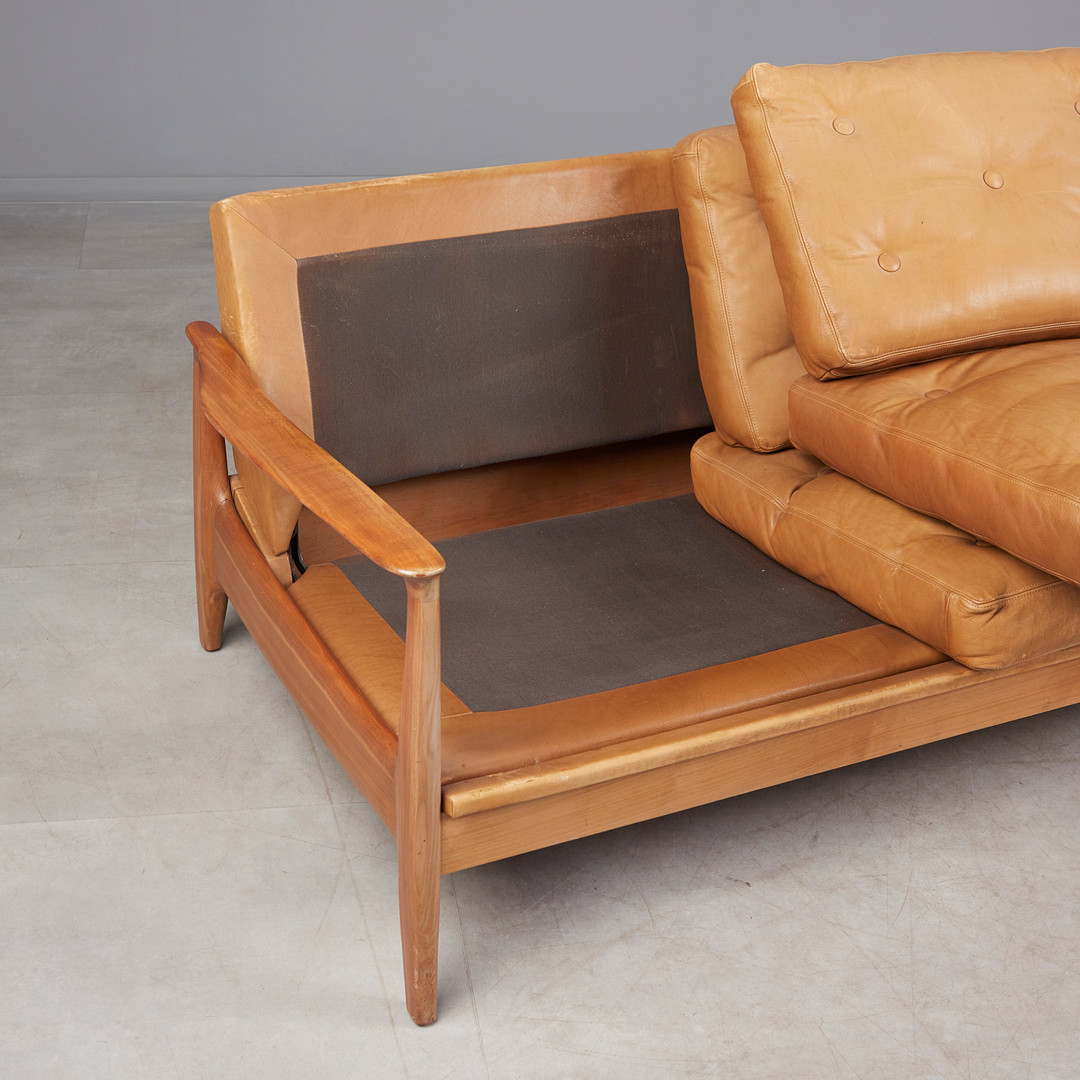 EUGEN SCHMIDT. WK Möbel, Dreisitzer Sofa / Daybed und zwei Sessel, Kirschholz, cognacfarbenes Leder, 1960er Jahre, Deutschland (3).