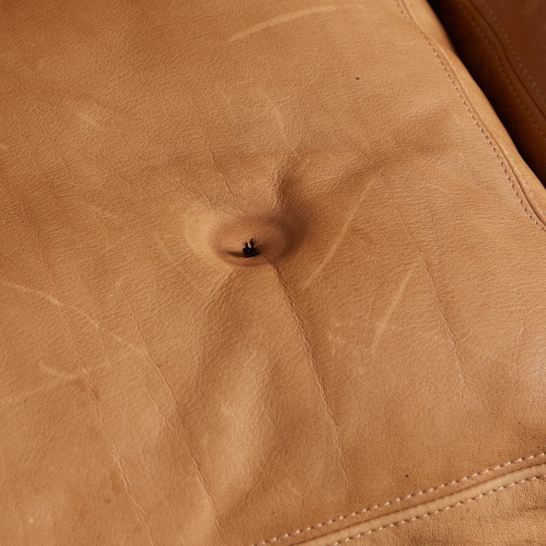 EUGEN SCHMIDT. WK Möbel, Dreisitzer Sofa / Daybed und zwei Sessel, Kirschholz, cognacfarbenes Leder, 1960er Jahre, Deutschland (3).