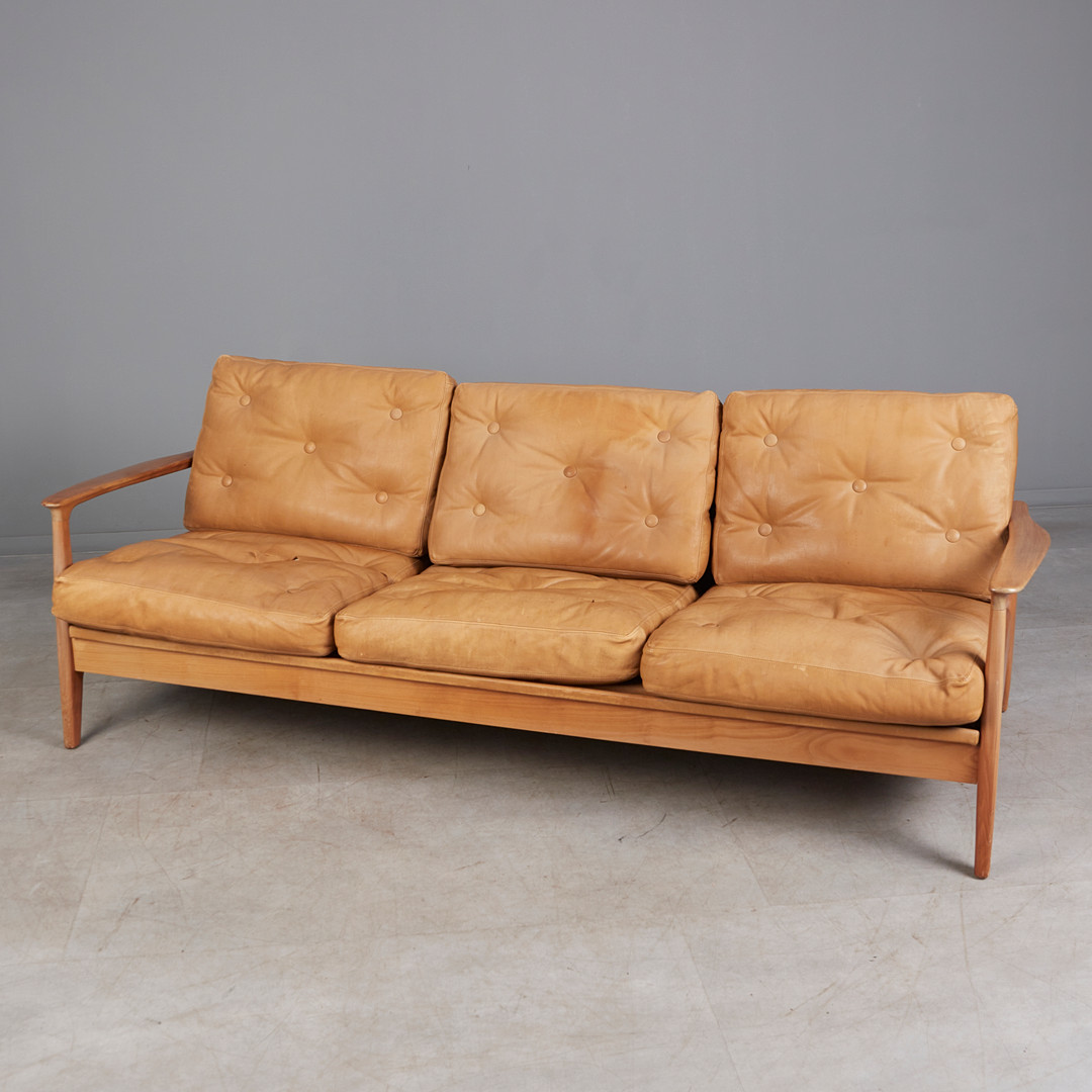 EUGEN SCHMIDT. WK Möbel, Dreisitzer Sofa / Daybed und zwei Sessel, Kirschholz, cognacfarbenes Leder, 1960er Jahre, Deutschland (3).