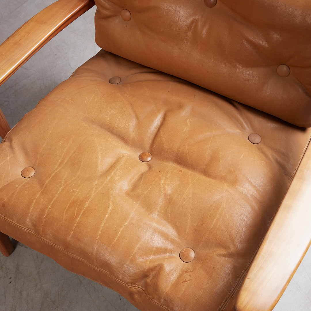 EUGEN SCHMIDT. WK Möbel, Dreisitzer Sofa / Daybed und zwei Sessel, Kirschholz, cognacfarbenes Leder, 1960er Jahre, Deutschland (3).
