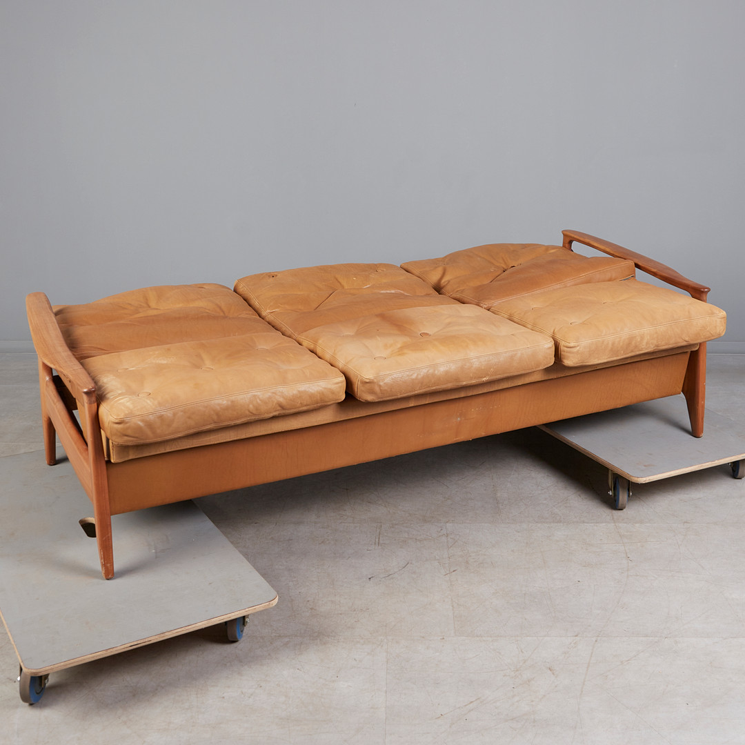 EUGEN SCHMIDT. WK Möbel, Dreisitzer Sofa / Daybed und zwei Sessel, Kirschholz, cognacfarbenes Leder, 1960er Jahre, Deutschland (3).