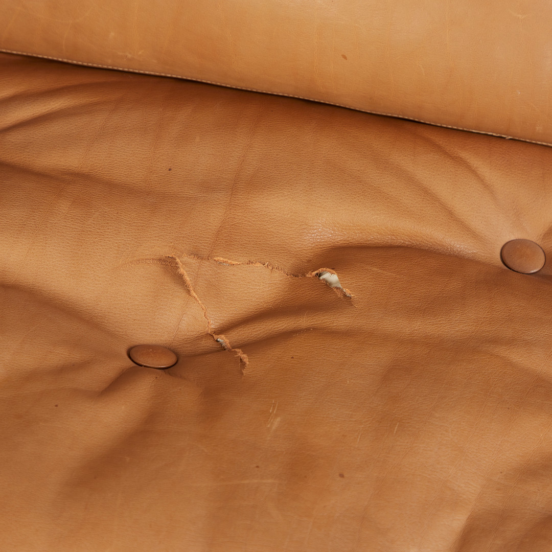 EUGEN SCHMIDT. WK Möbel, Dreisitzer Sofa / Daybed und zwei Sessel, Kirschholz, cognacfarbenes Leder, 1960er Jahre, Deutschland (3).
