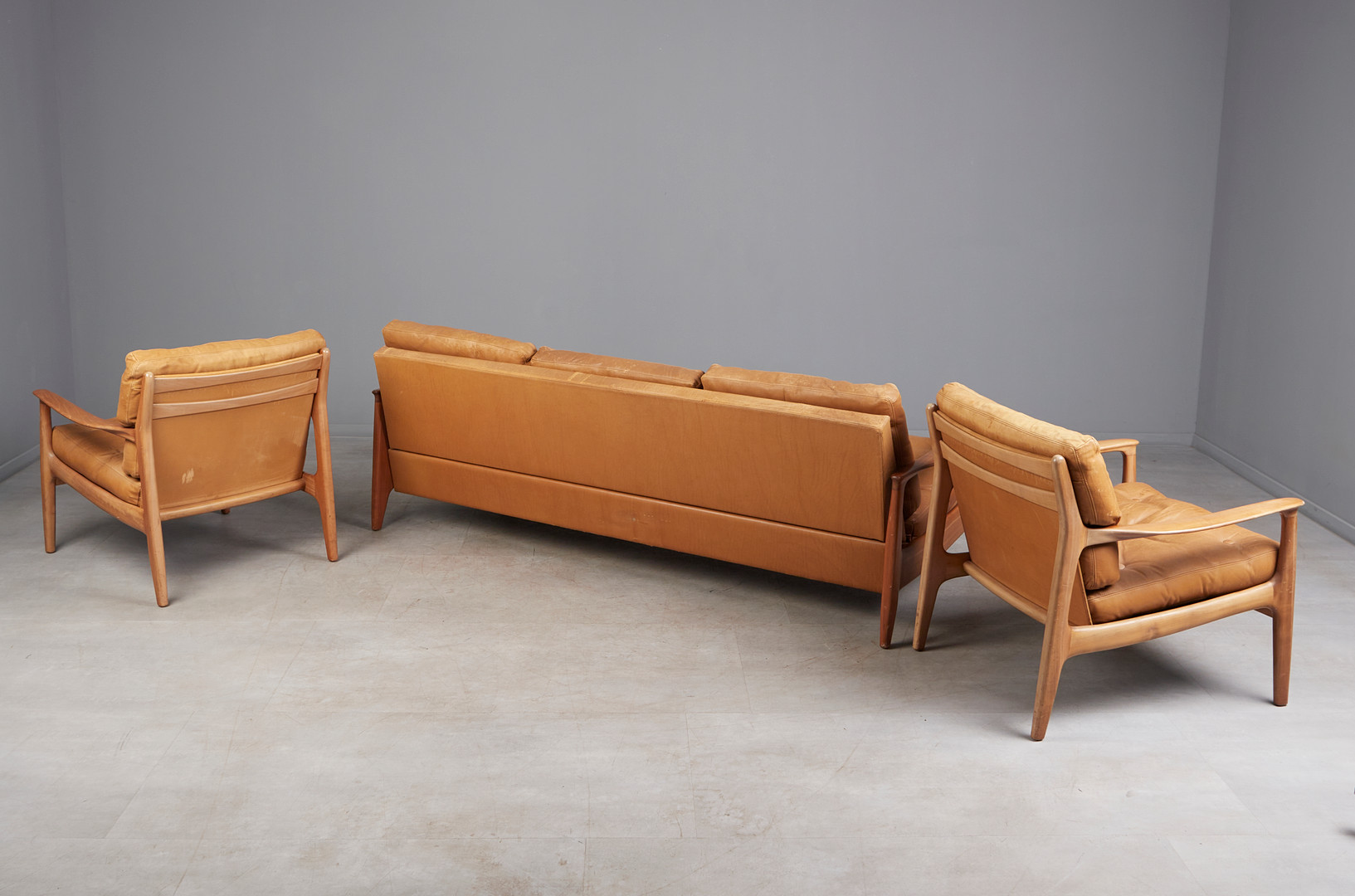 EUGEN SCHMIDT. WK Möbel, Dreisitzer Sofa / Daybed und zwei Sessel, Kirschholz, cognacfarbenes Leder, 1960er Jahre, Deutschland (3).