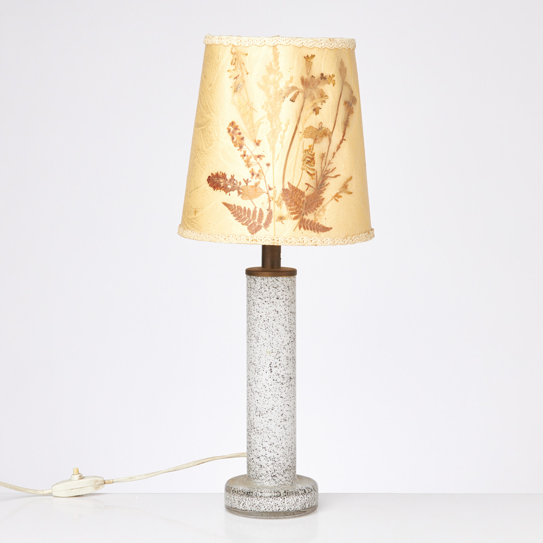 BORDSLAMPA, 1900-tal, stomme i glas med dekor i underfång.