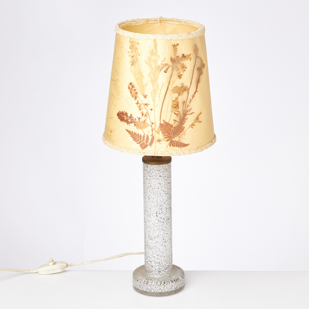 BORDSLAMPA, 1900-tal, stomme i glas med dekor i underfång.