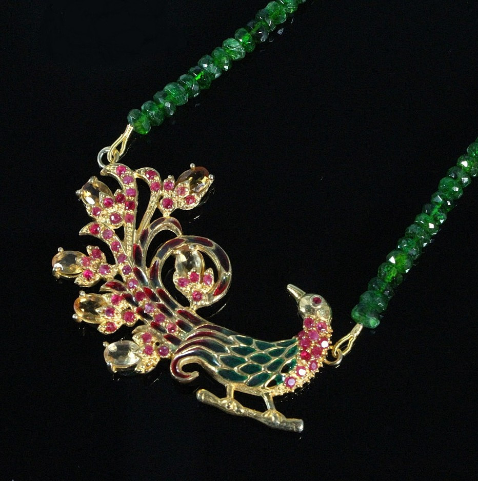 Chromdiopsid-Collier mit Pfauen-Anhänger aus 925er Silber.