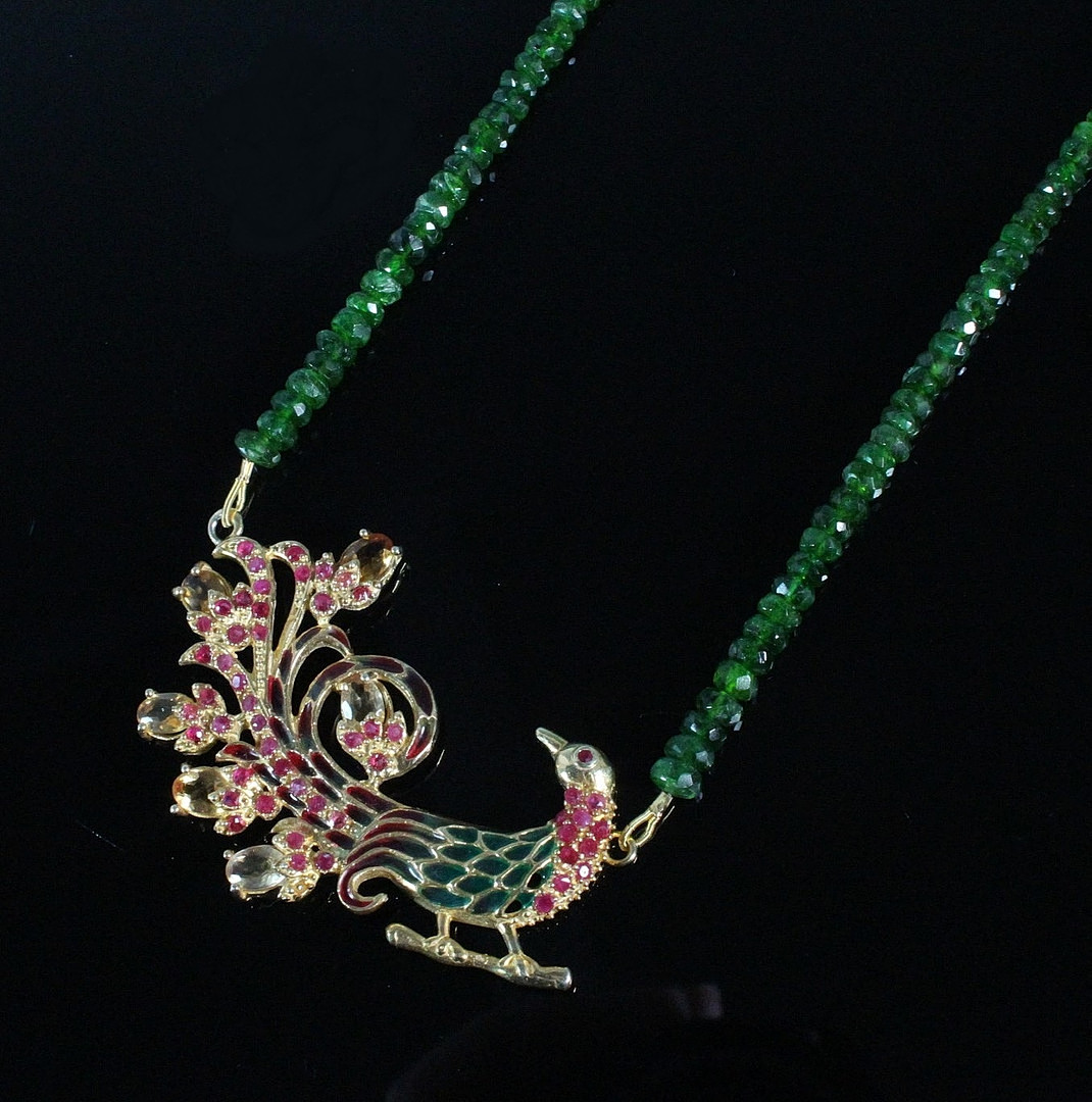 Chromdiopsid-Collier mit Pfauen-Anhänger aus 925er Silber.