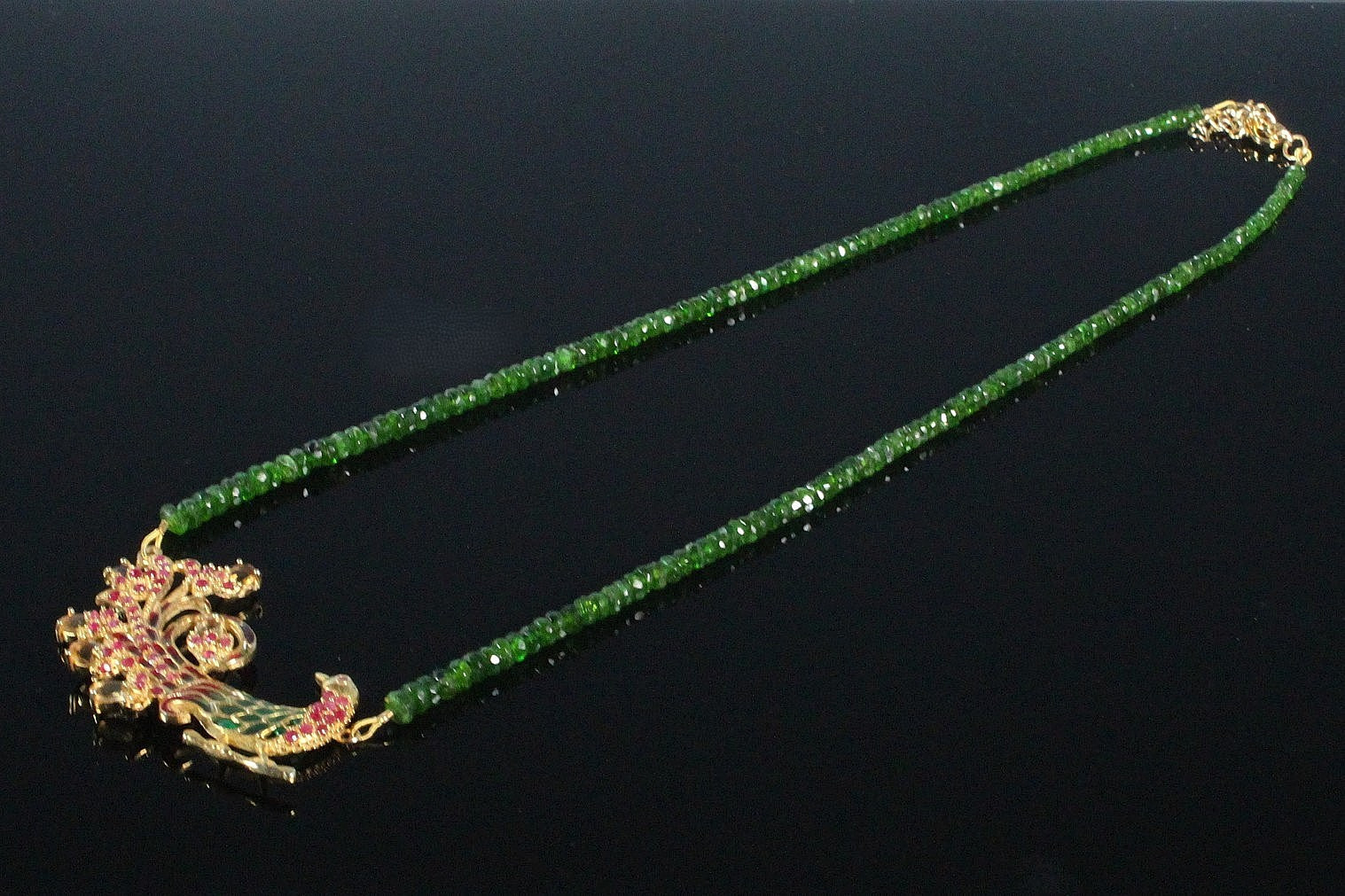 Chromdiopsid-Collier mit Pfauen-Anhänger aus 925er Silber.