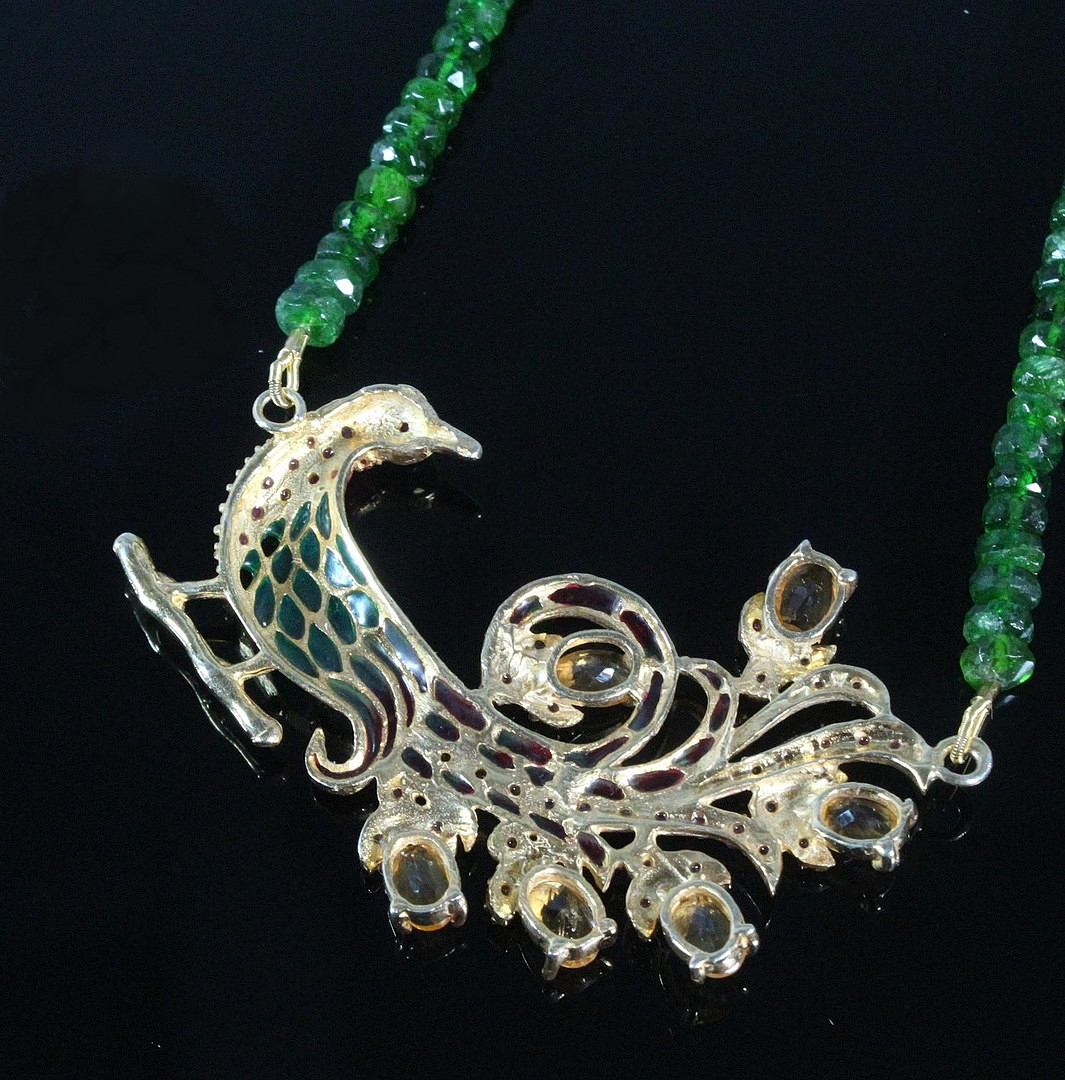 Chromdiopsid-Collier mit Pfauen-Anhänger aus 925er Silber.
