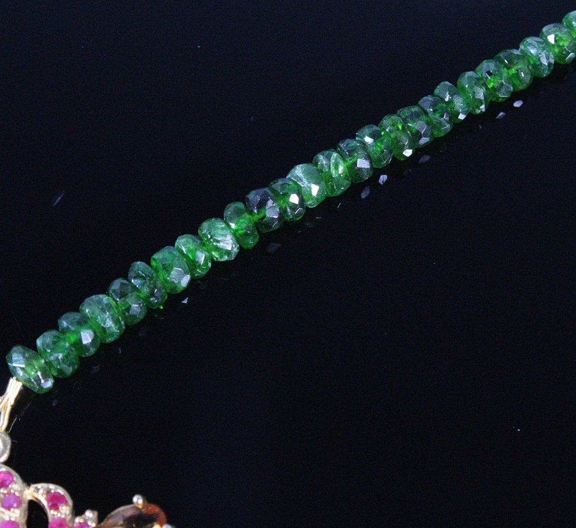 Chromdiopsid-Collier mit Pfauen-Anhänger aus 925er Silber.