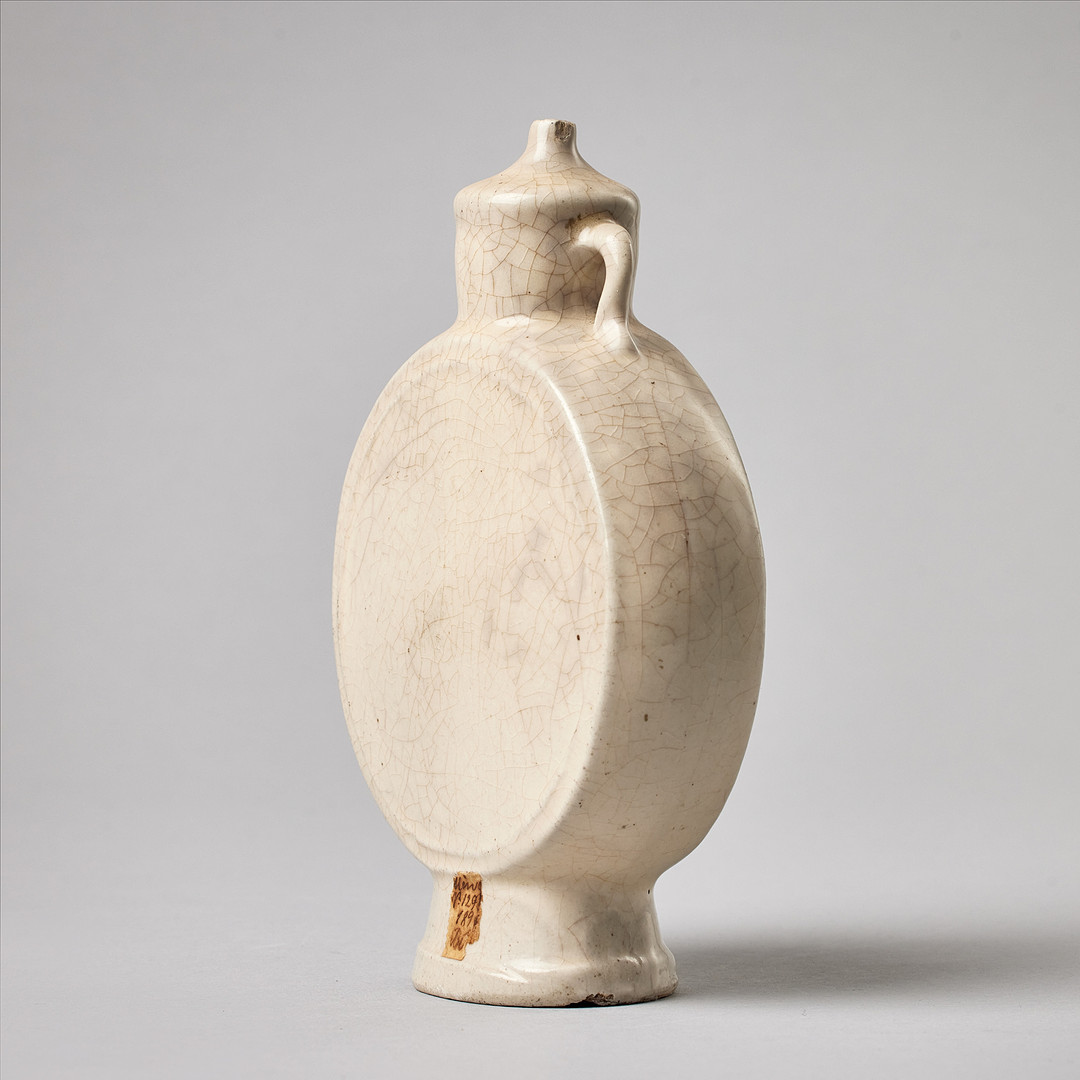 A FLASK-SHAPED CIZHOU WARE WATER DROPPER WITH FLORAL DESIGN.