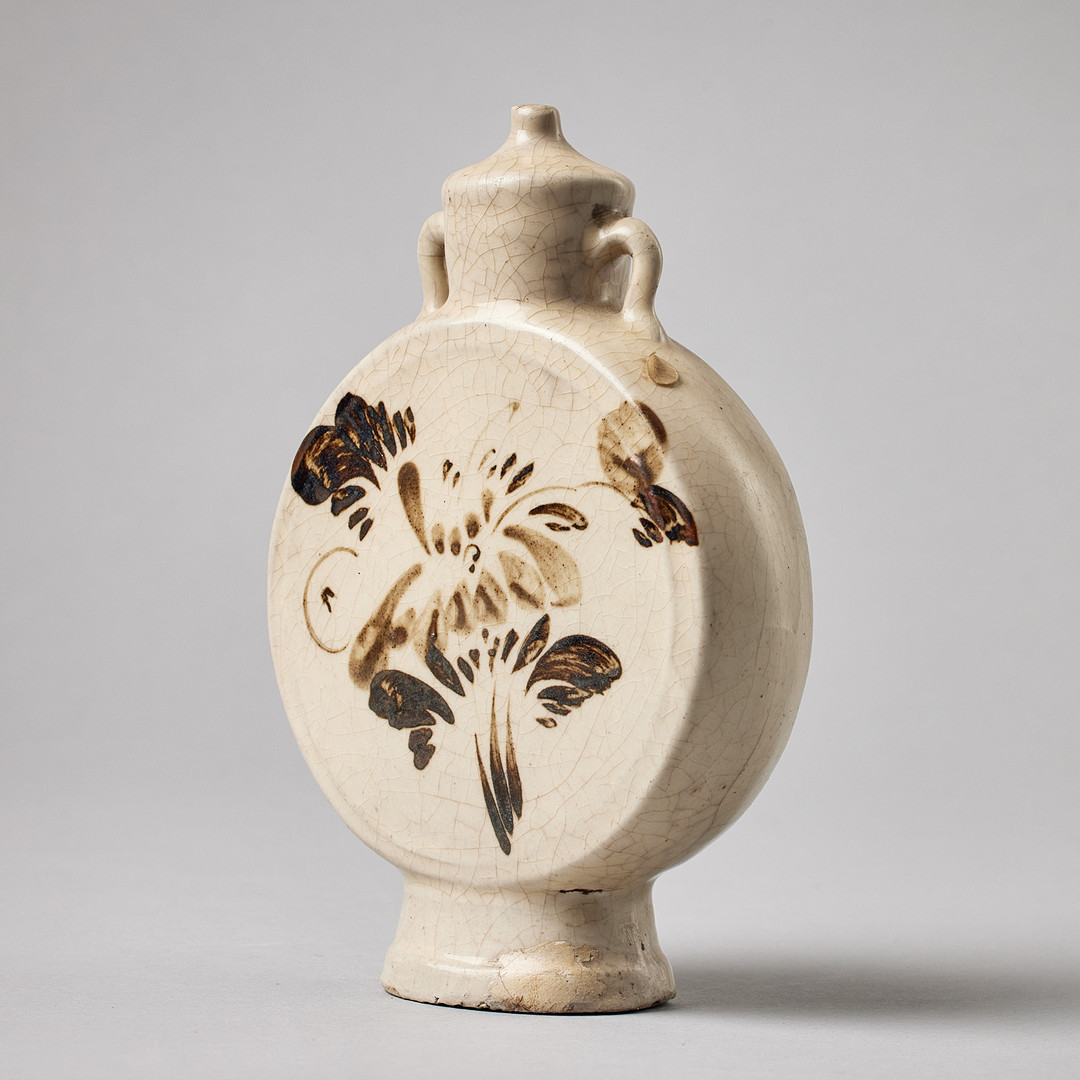 A FLASK-SHAPED CIZHOU WARE WATER DROPPER WITH FLORAL DESIGN.