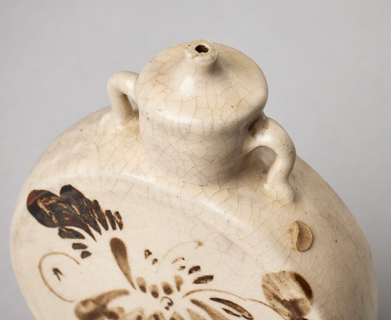 A FLASK-SHAPED CIZHOU WARE WATER DROPPER WITH FLORAL DESIGN.