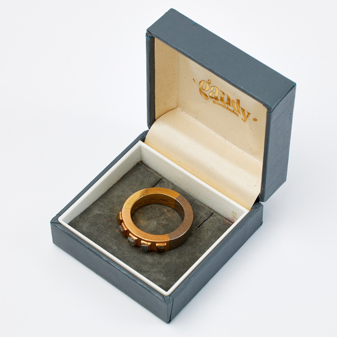 GAUDY. RING, 18 k vit- röd och roseguld, samt 5 st rådiamanter, Gaudy Stockholm Ab, Stokholm, 1998.