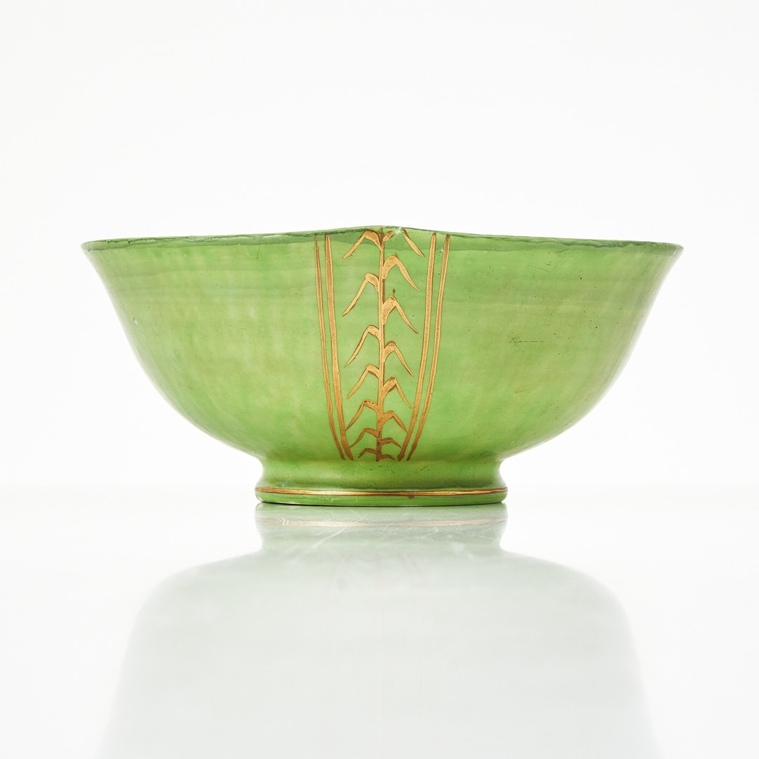 WILHELM KÅGE. skål, flintgods, Gustavsberg 1926, grön glasyr med bemålad gulddekor.