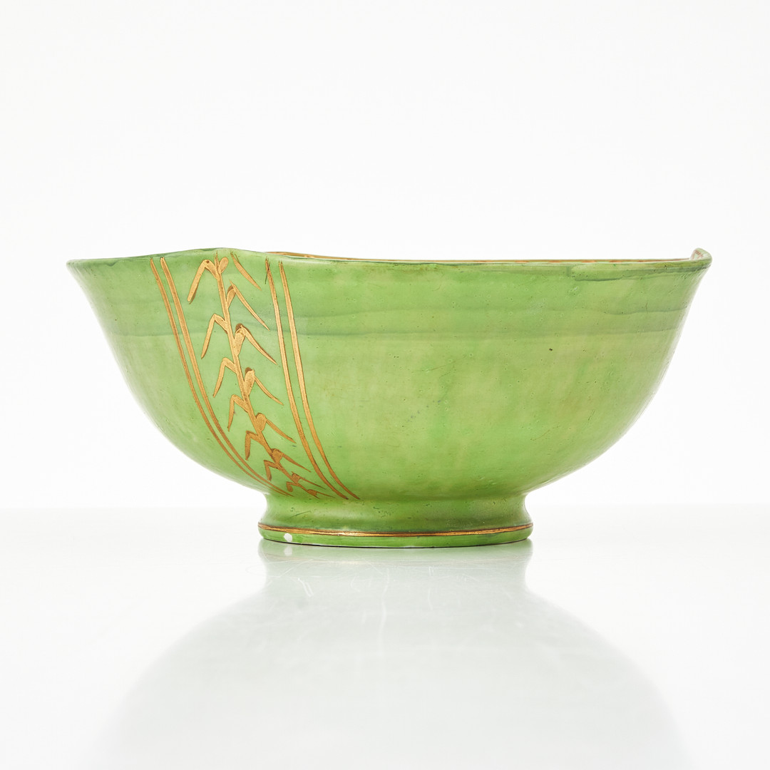 WILHELM KÅGE. skål, flintgods, Gustavsberg 1926, grön glasyr med bemålad gulddekor.