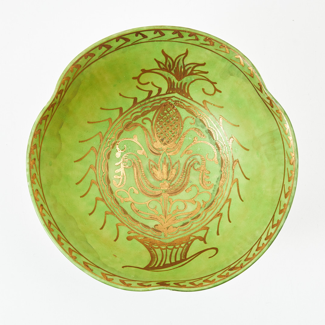 WILHELM KÅGE. skål, flintgods, Gustavsberg 1926, grön glasyr med bemålad gulddekor.