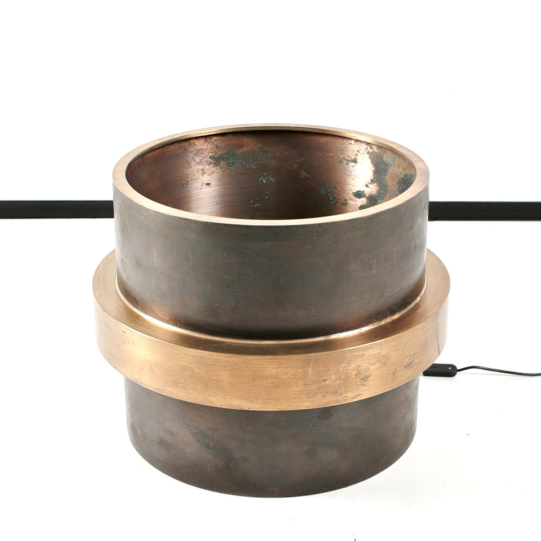 GERNOT SCHLUIFER. Beleuchteter Couchtisch / Coffeetable aus Bronze mit Schliffglasplatte, Künstlermöbel, signiert, 1981.