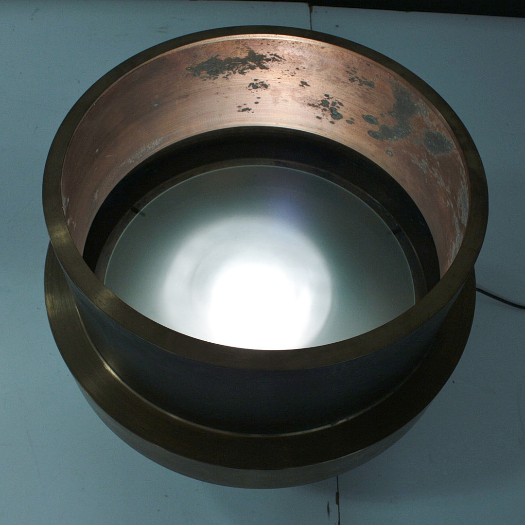 GERNOT SCHLUIFER. Beleuchteter Couchtisch / Coffeetable aus Bronze mit Schliffglasplatte, Künstlermöbel, signiert, 1981.