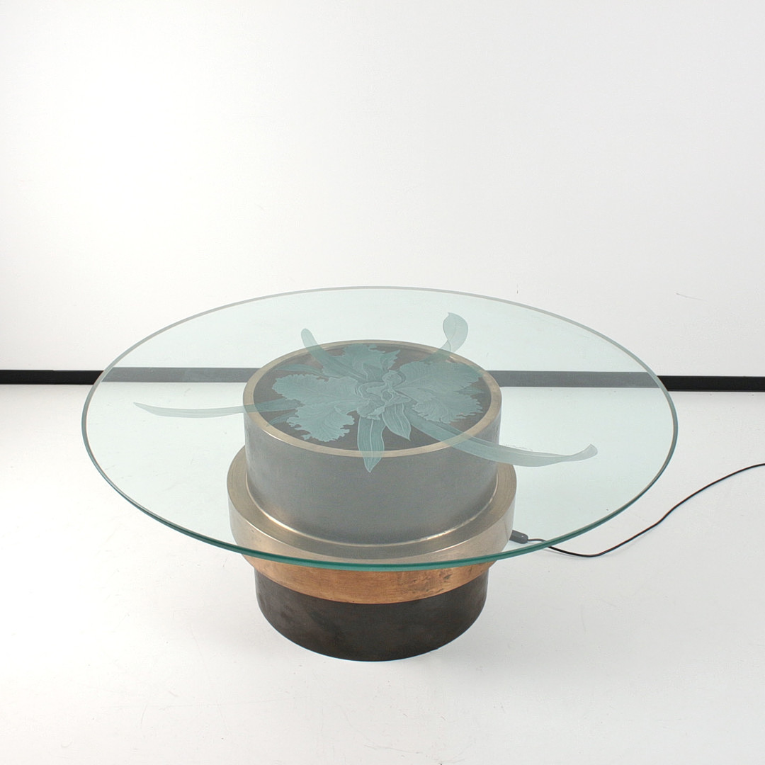 GERNOT SCHLUIFER. Beleuchteter Couchtisch / Coffeetable aus Bronze mit Schliffglasplatte, Künstlermöbel, signiert, 1981.
