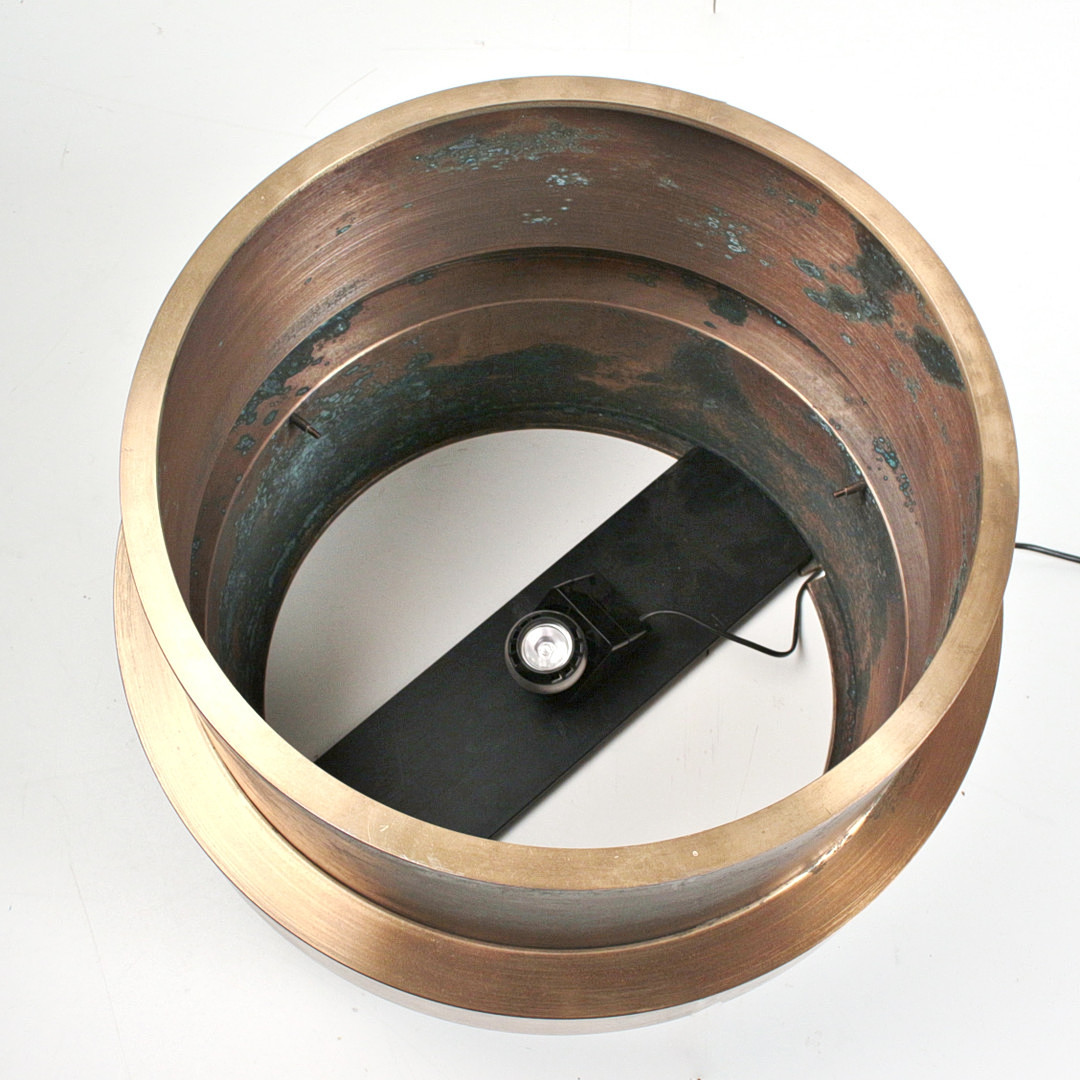 GERNOT SCHLUIFER. Beleuchteter Couchtisch / Coffeetable aus Bronze mit Schliffglasplatte, Künstlermöbel, signiert, 1981.