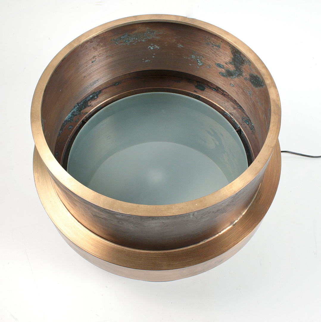GERNOT SCHLUIFER. Beleuchteter Couchtisch / Coffeetable aus Bronze mit Schliffglasplatte, Künstlermöbel, signiert, 1981.