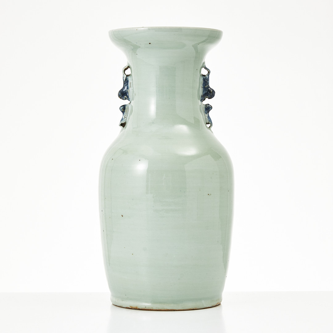 VAS med hänklar, porslin, Kina, 1800-talets slut, balusterformad, dekor av attribut i underglasyrblått, celadonglasyr.