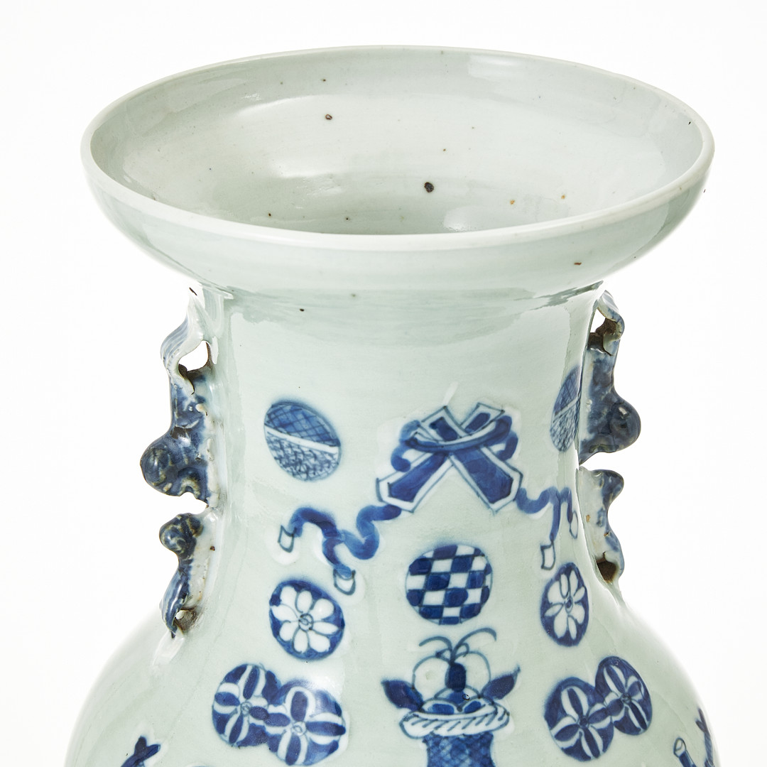VAS med hänklar, porslin, Kina, 1800-talets slut, balusterformad, dekor av attribut i underglasyrblått, celadonglasyr.