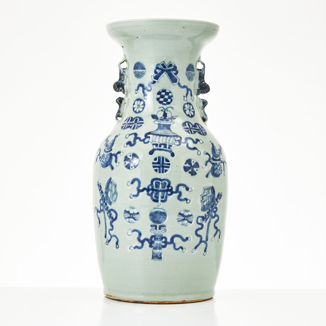 VAS med hänklar, porslin, Kina, 1800-talets slut, balusterformad, dekor av attribut i underglasyrblått, celadonglasyr.