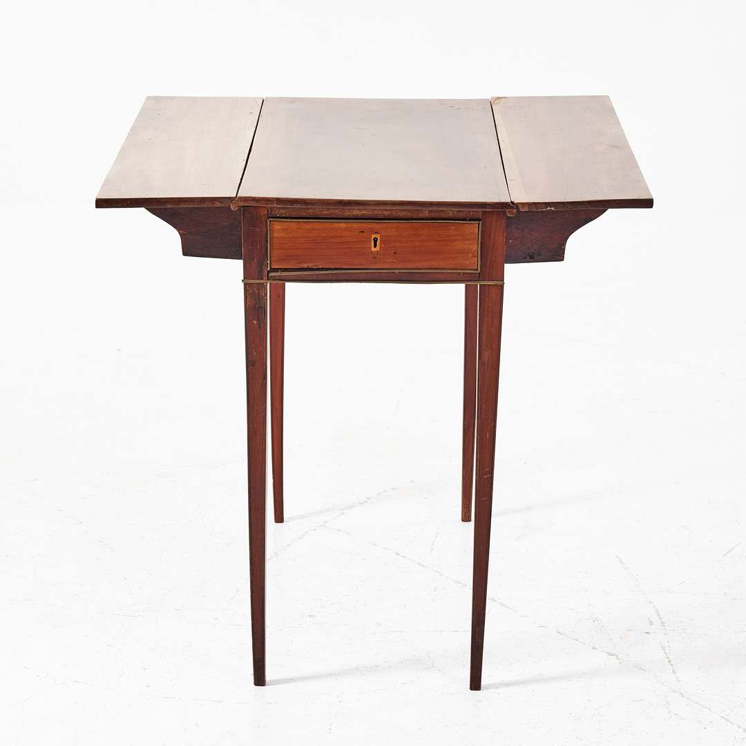 KLAFFBORD, 1800-talets början, sengustaviansk stockholmsarbete, fanerad i mahogny, delvis massivt. 2 lådor i sargen, lister i mässing.