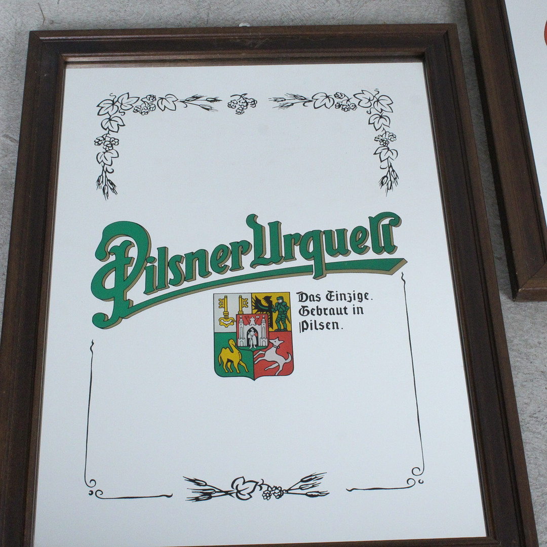 Reklameschilder / Spiegel, 'Budweiser' und 'Pilsner Urquell'.