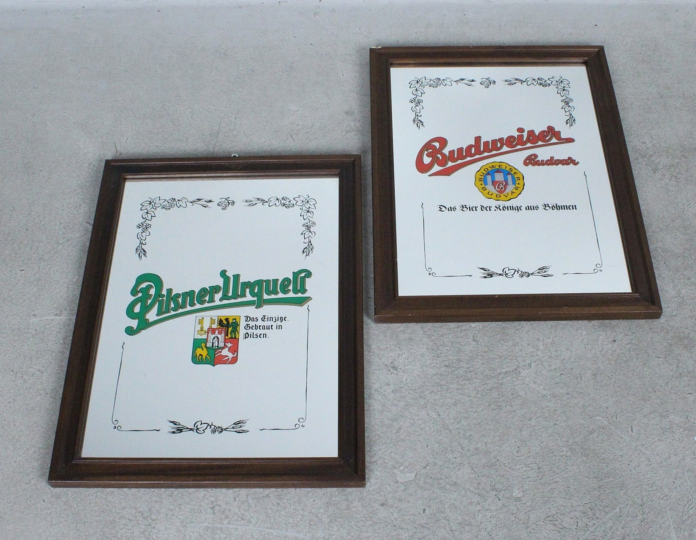 Reklameschilder / Spiegel, 'Budweiser' und 'Pilsner Urquell'.