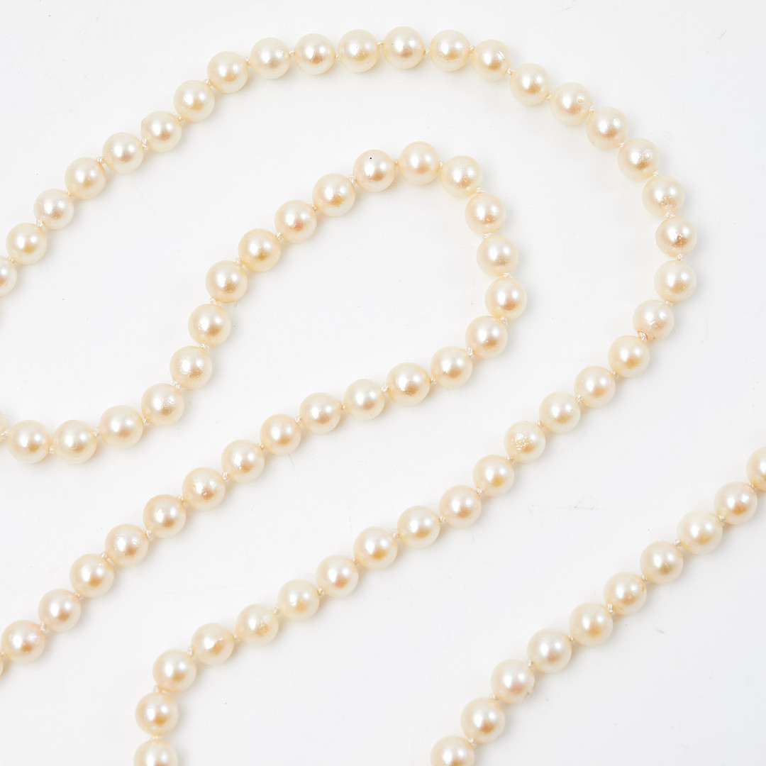 PÄRLCOLLIER. 18k vitguld lås, odlade pärlor.