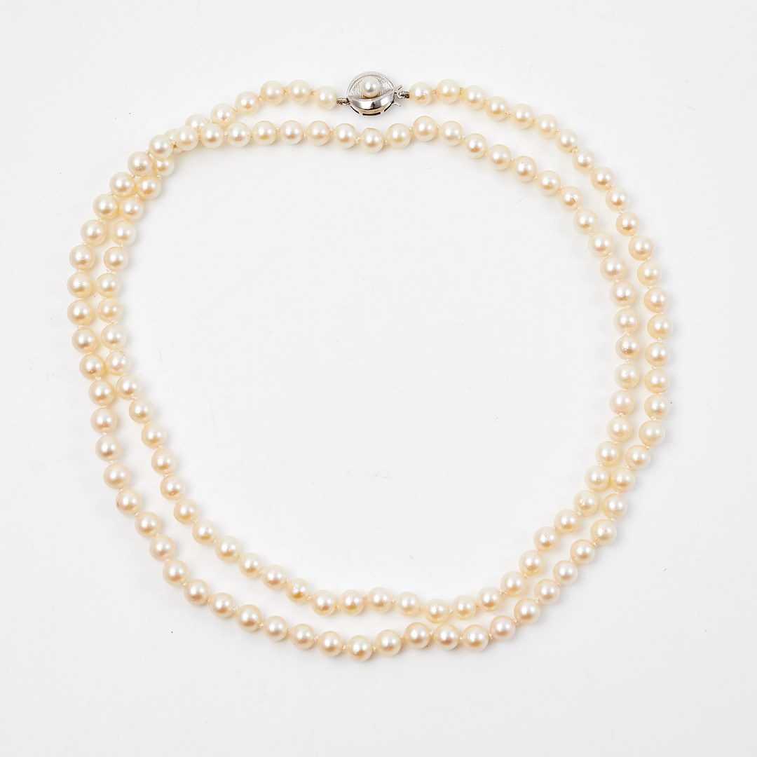 PÄRLCOLLIER. 18k vitguld lås, odlade pärlor.