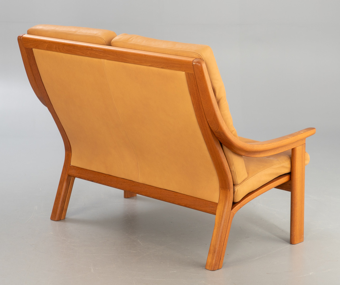 POUL JEPPESEN 2-Sitzer Sofa, Leder / Teakholz.