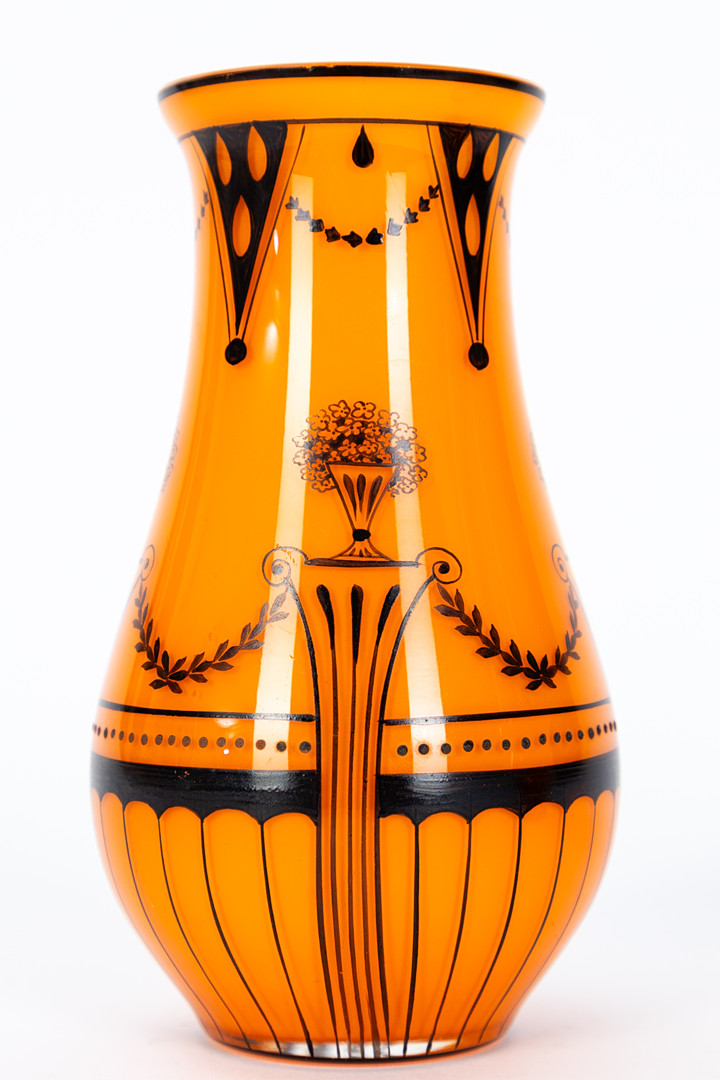 Zwei Vasen, orangerot unterfangen und mit Schwarzlotdekor, Böhmen, 1920er Jahre (2).