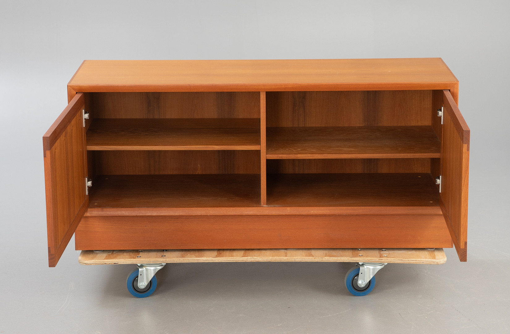 Henry W. Klein. Kommode für Bramin Møbler, 2. Hälfte 20. Jh.