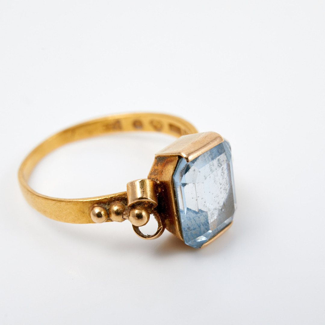 RING, 23 k guld, smaragdslipad , syntetisk spinel, Carl Ludvig Åström, Piteå, 1888.