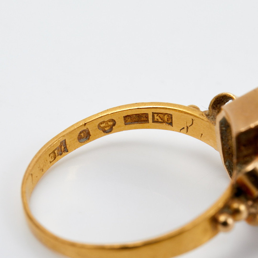 RING, 23 k guld, smaragdslipad , syntetisk spinel, Carl Ludvig Åström, Piteå, 1888.