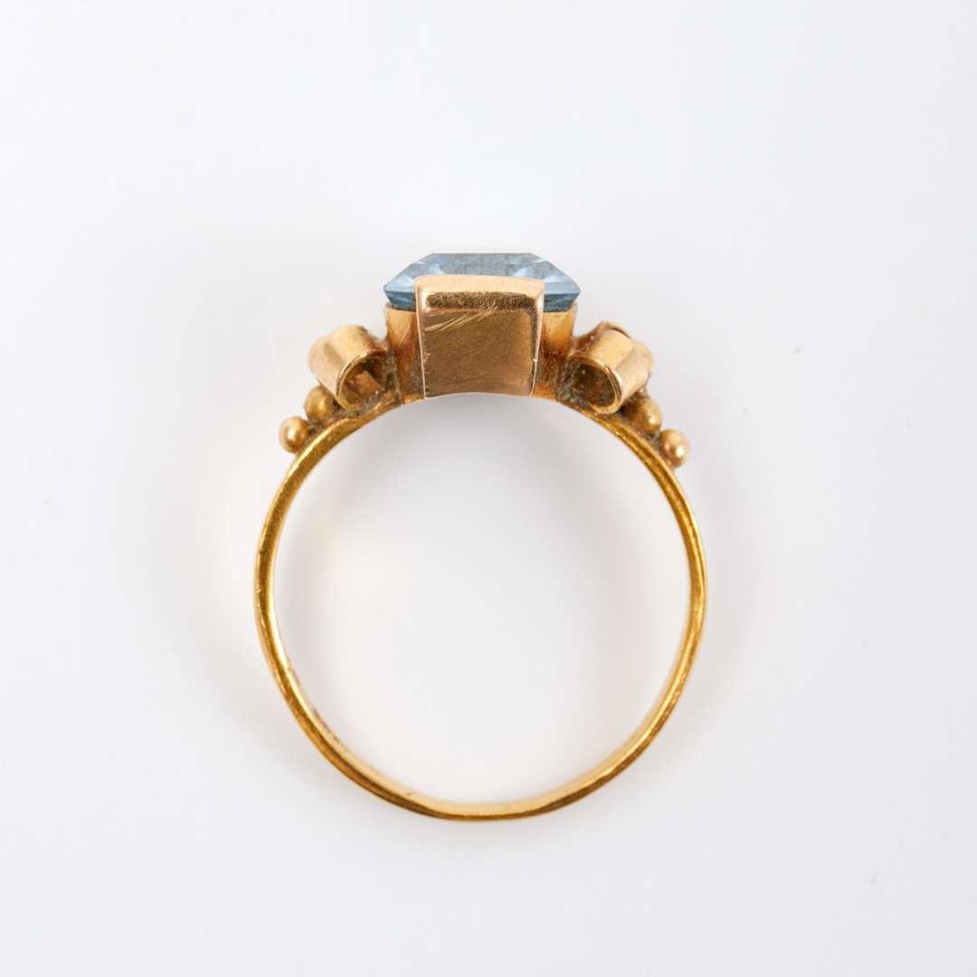 RING, 23 k guld, smaragdslipad , syntetisk spinel, Carl Ludvig Åström, Piteå, 1888.