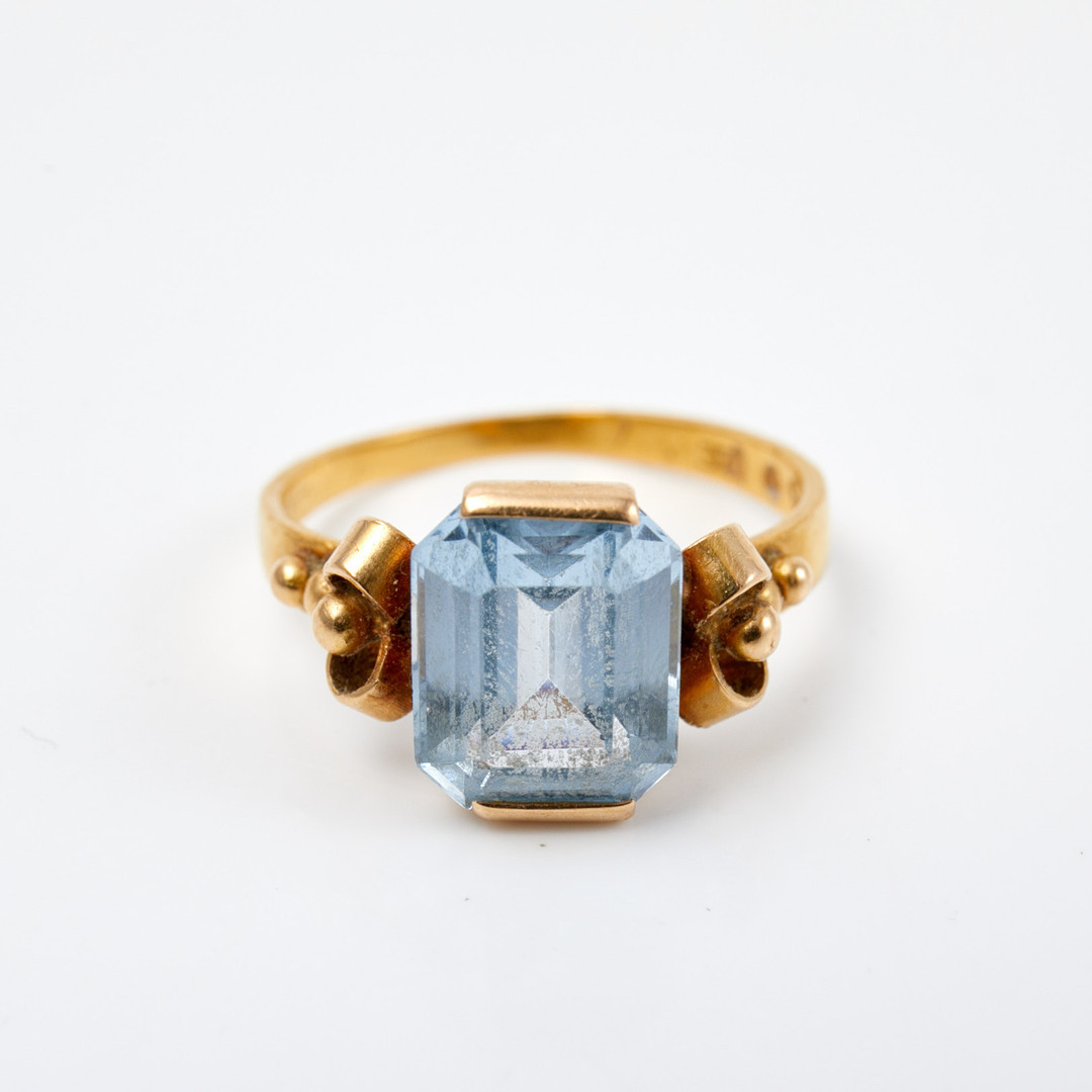 RING, 23 k guld, smaragdslipad , syntetisk spinel, Carl Ludvig Åström, Piteå, 1888.