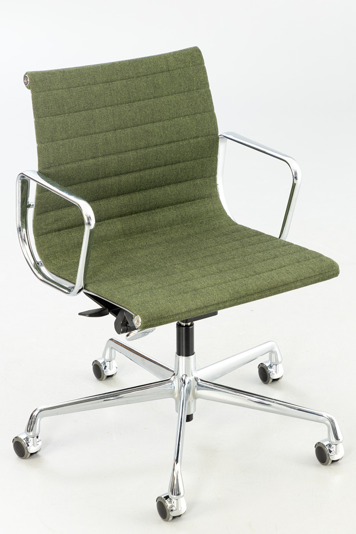 RAY & CHARLES EAMES. Vitra. Bürostuhl / Alu Chair 'EA 118', Hopsak grün.