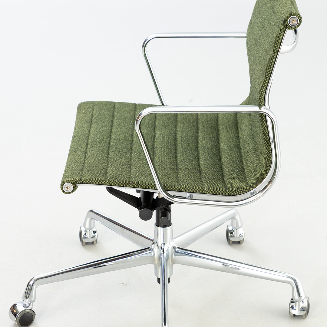 RAY & CHARLES EAMES. Vitra. Bürostuhl / Alu Chair 'EA 118', Hopsak grün.