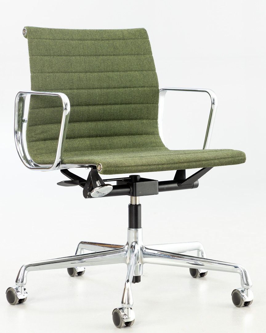 RAY & CHARLES EAMES. Vitra. Bürostuhl / Alu Chair 'EA 118', Hopsak grün.