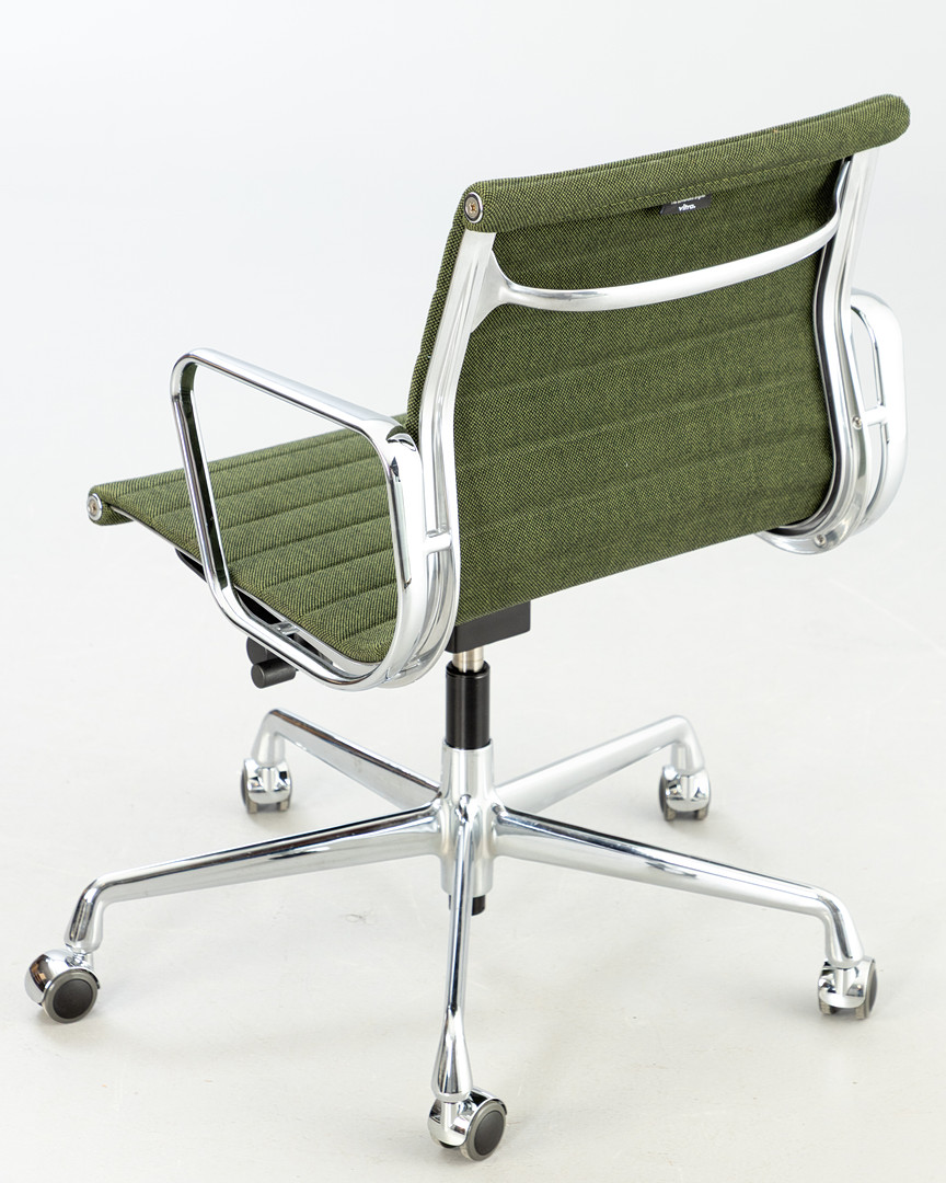 RAY & CHARLES EAMES. Vitra. Bürostuhl / Alu Chair 'EA 118', Hopsak grün.