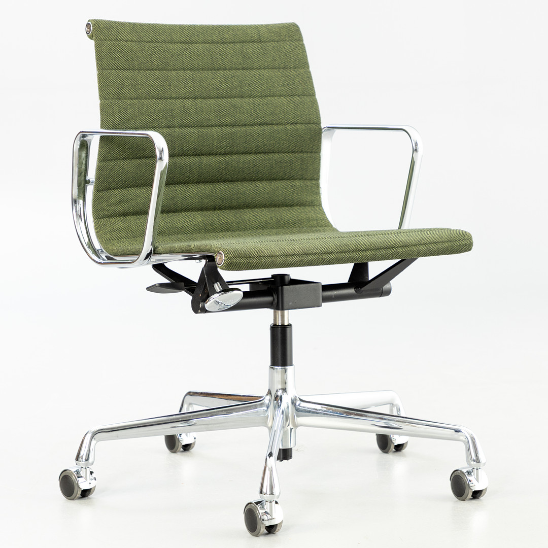RAY & CHARLES EAMES. Vitra. Bürostuhl / Alu Chair 'EA 118', Hopsak grün.
