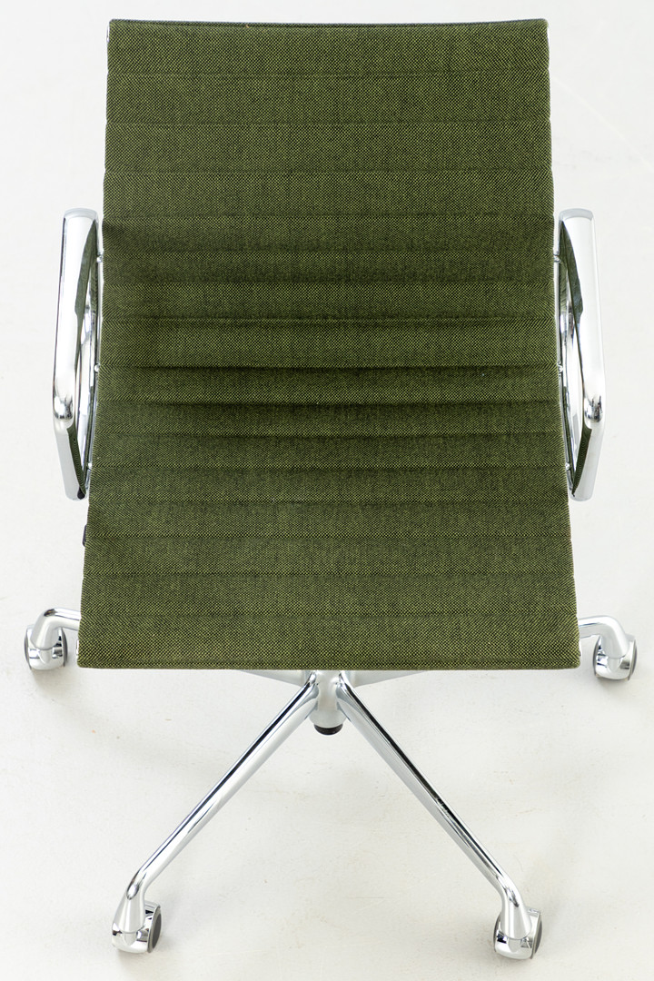 RAY & CHARLES EAMES. Vitra. Bürostuhl / Alu Chair 'EA 118', Hopsak grün.