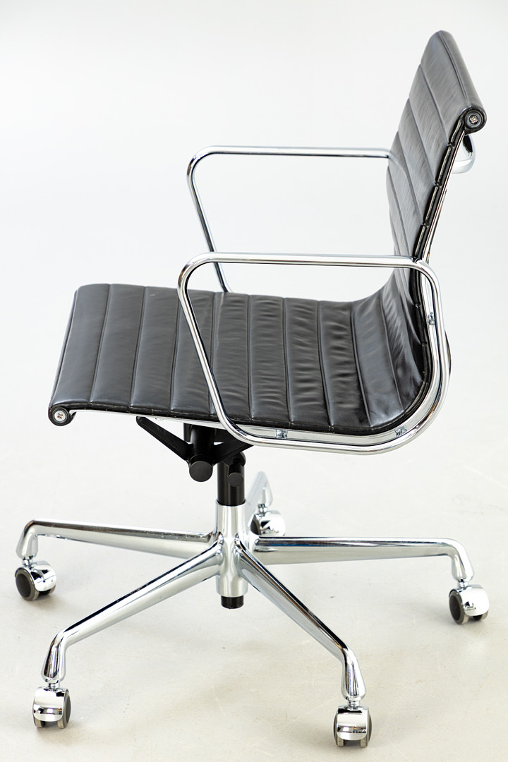 RAY & CHARLES EAMES. RAY & CHARLES EAMES. Vitra. Bürostuhl / Alu Chair